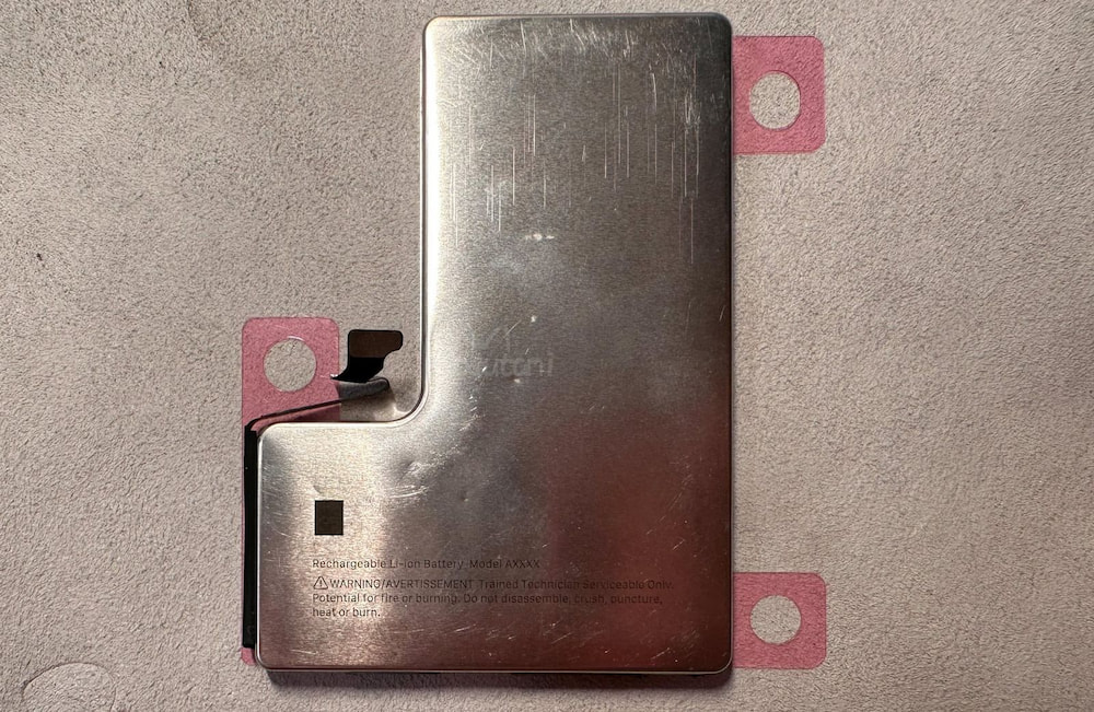 La possibile batteria degli iPhone 16 con trattamento in acciaio inox per facilitare la sostituzione